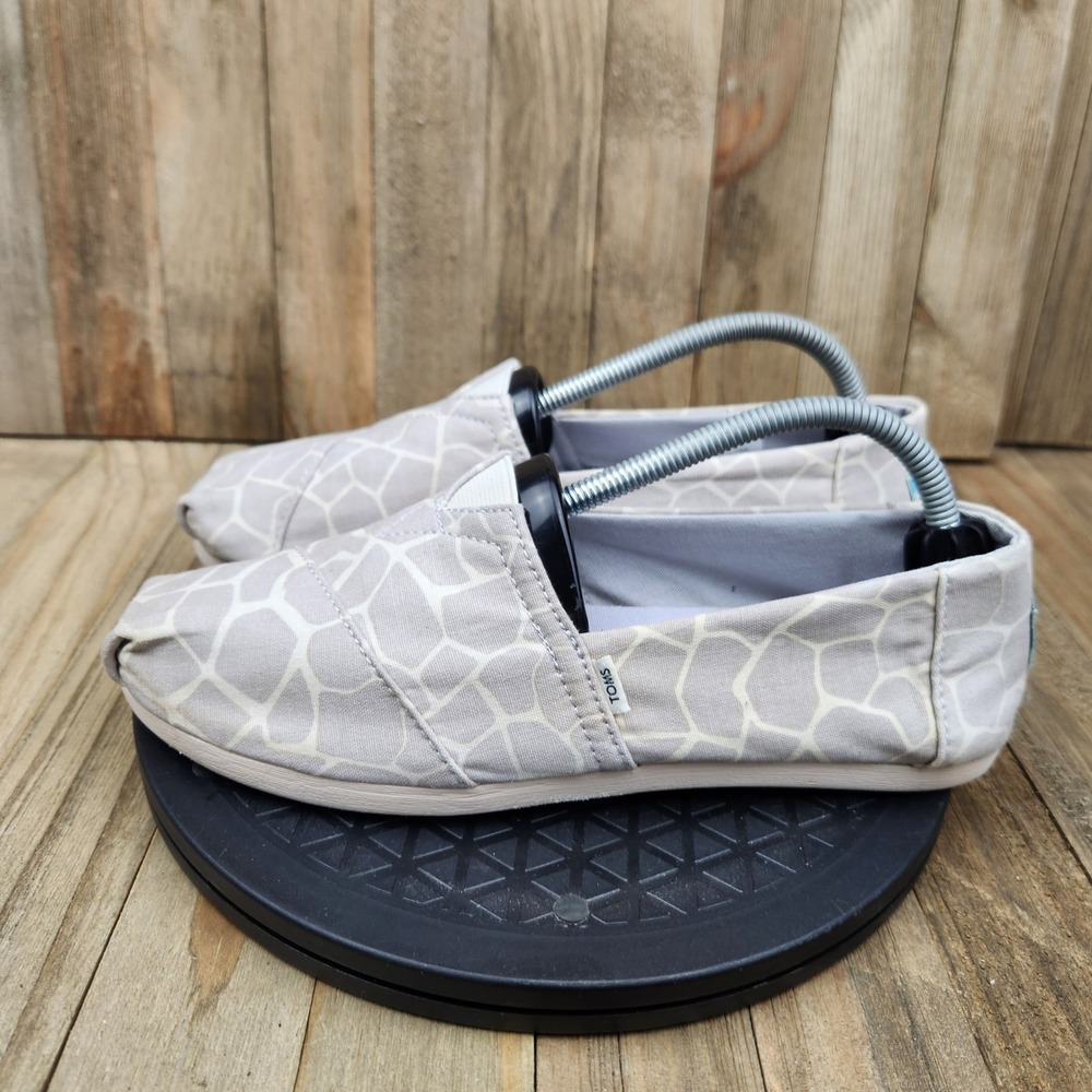 TOMS Classic Alpargata Womens size 7.5 Slip On Shoes Grey Giraffe Print Canvas